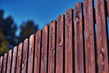 Lokanta öncesi eski kahverengi bahçe ahşap çit fotoğrafı
