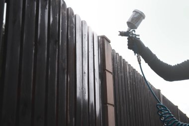 Özenli çalışma airbrush ile çit renk uyguluyor