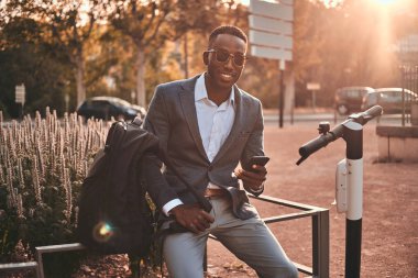 Parkta scooter ile siyah adam