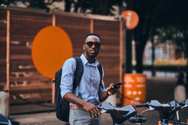 Amerikalı turist kiralık bisiklet için ödüyor