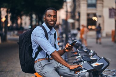 Amerikalı turist kiralık bisiklet için ödüyor