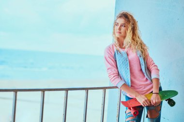 Çekici kaykaycı fotoğrafçı için poz