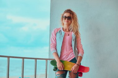 Çekici kaykaycı fotoğrafçı için poz