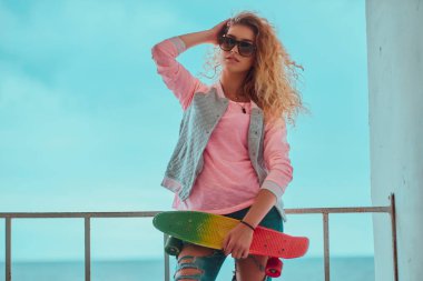 Çekici kaykaycı fotoğrafçı için poz