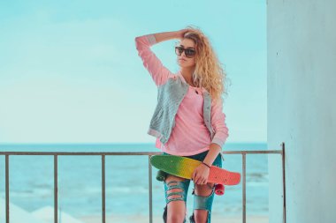 Çekici kaykaycı fotoğrafçı için poz