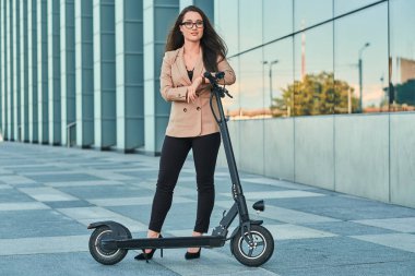 Genç zarif kadın onu yeni scooter ile bir yolculuk alıyor