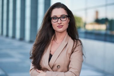 Genç zarif kadın sokakta fotoğrafçı için poz