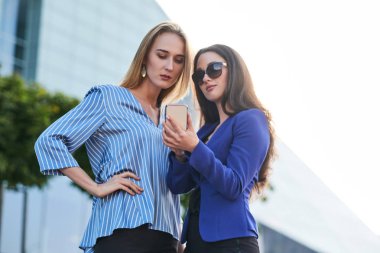 Şehirde iki başarılı kadın portresi