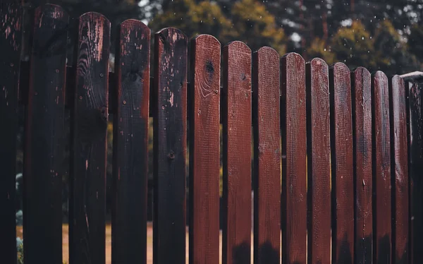 修復前の古い茶色の庭の木製フェンスの写真 — ストック写真