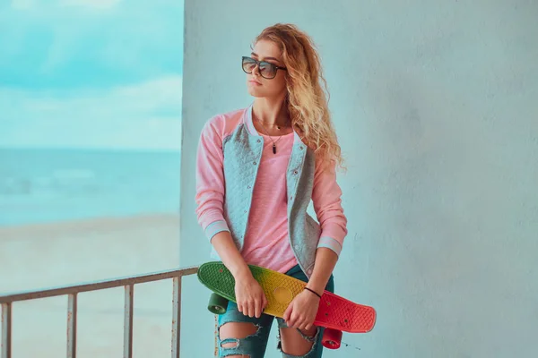 Skatebordist atraente está posando para fotógrafo — Fotografia de Stock