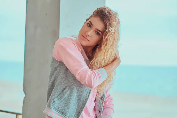 Rubia chica está posando para fotógrafo cerca de la playa . — Foto de Stock