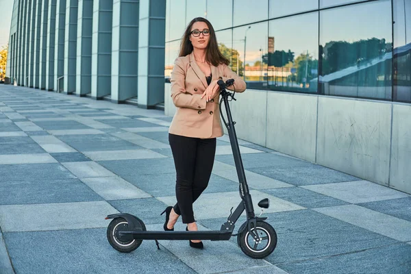 Joven mujer elegante está dando un paseo con su nuevo scooter —  Fotos de Stock