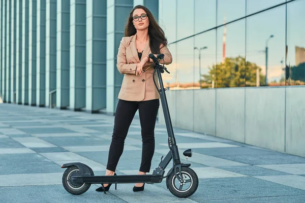 Jonge elegante vrouw neemt een ritje met haar nieuwe scooter — Stockfoto