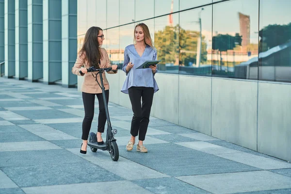 İki iyi arkadaş elektrikli scooter ile güzel bir yürüyüş var