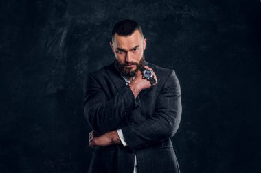 Karanlık fotoğraf stüdyosunda zarif işadamının portresi