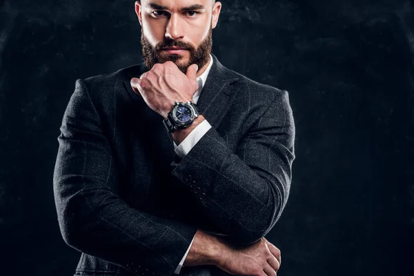 Retrato de homem de negócios elegante no estúdio de fotos escuras — Fotografia de Stock