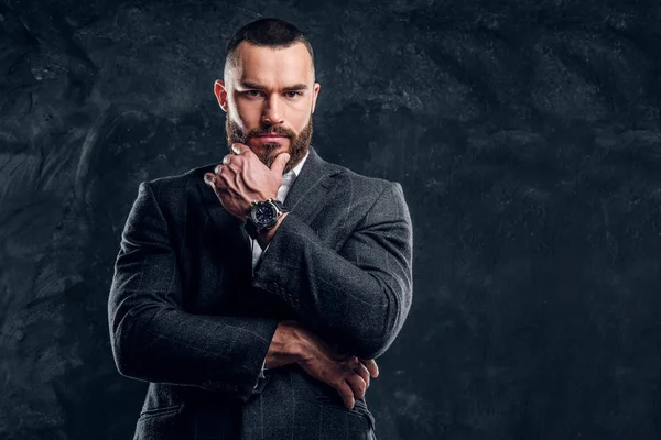 Retrato de hombre de negocios elegante en el estudio de fotografía oscura —  Fotos de Stock