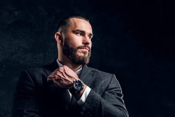 Portrait d'homme d'affaires élégant au studio photo sombre — Photo