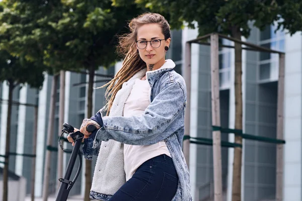 Портрет молодой стильной женщины с электро скутером — стоковое фото