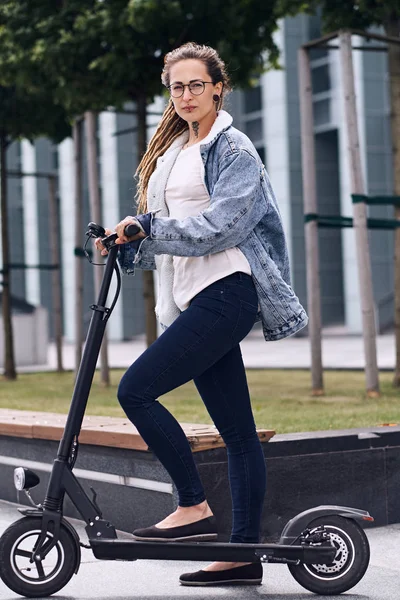 Retrato de jovem mulher estilizada com electro scooter — Fotografia de Stock