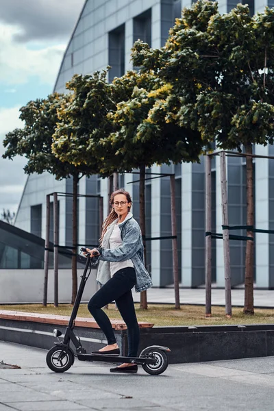 Retrato de jovem mulher estilizada com electro scooter — Fotografia de Stock