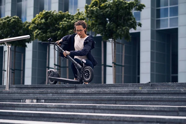 Portrait de fille attrayante avec scooter électrique — Photo