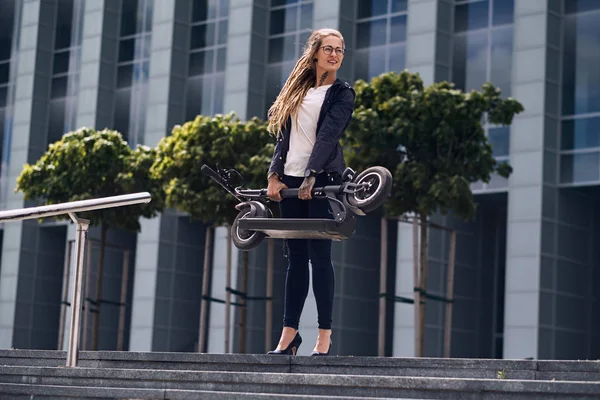 Retrato de menina atraente com scooter electro — Fotografia de Stock