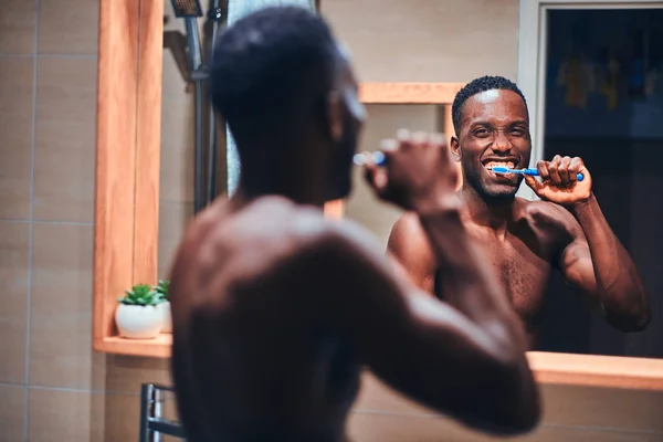 Concepto de rutina de luto - el hombre se cepilla los dientes — Foto de Stock