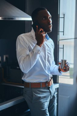 Yas rutin kavramı - adam mutfakta kahve var