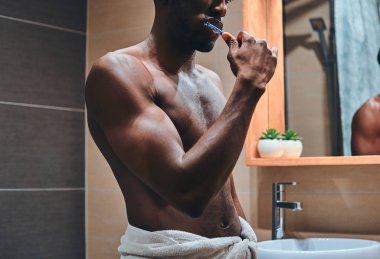 Yas rutin kavramı - adam dişlerini fırçalıyor