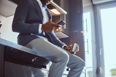 Yas rutin kavramı - adam mutfakta kahve var