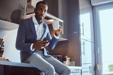 Yas rutin kavramı - adam mutfakta kahve var