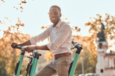 Adam cep telefonunu kullanarak elektro scooter için ödüyor