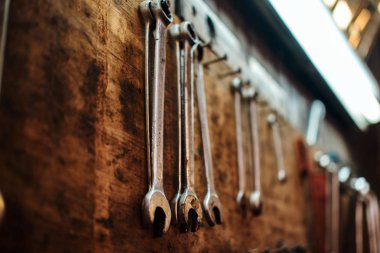 Atölyede duvarda bir sürü İngiliz anahtarı var.