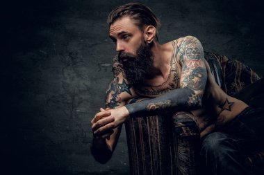 Uyuşturucu kullanıcı kavramı - depresif adam çok üzgün hissediyorum