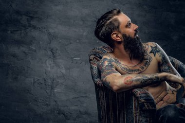 Uyuşturucu kullanıcı kavramı - depresif adam çok üzgün hissediyorum