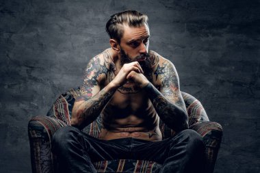 Uyuşturucu kullanıcı kavramı - depresif adam çok üzgün hissediyorum