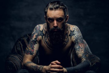 Uyuşturucu kullanıcı kavramı - depresif adam çok üzgün hissediyorum