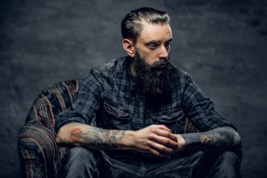 Stüdyoda dolorous sakallı adam portresi