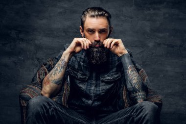 Stüdyoda dolorous sakallı adam portresi