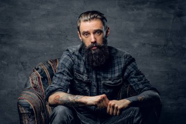 Stüdyoda dolorous sakallı adam portresi