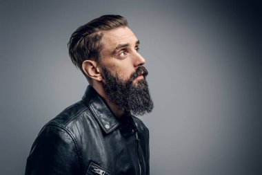 Stüdyoda dolorous sakallı adam portresi