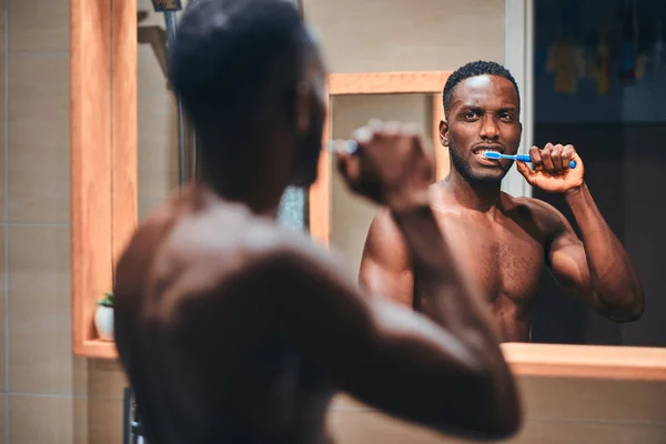 Concepto de rutina de luto - el hombre se cepilla los dientes — Foto de Stock