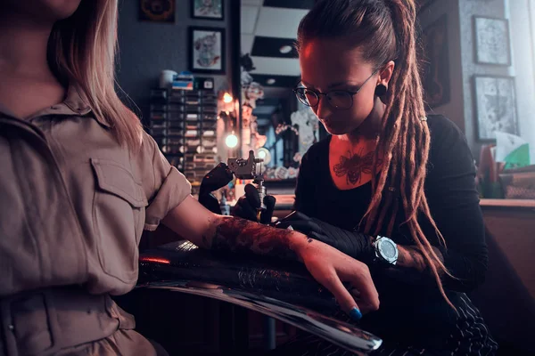 Processo de tatuagem no estúdio de tatuagem escura . — Fotografia de Stock