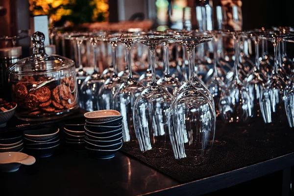 Rengör vinglas på bartenders bordet — Stockfoto