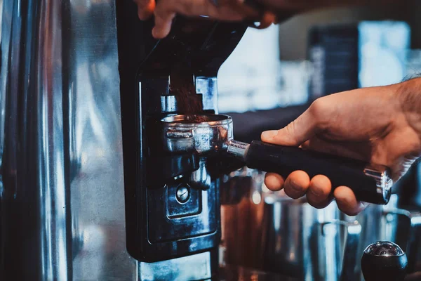 Processo de tomada de café usando máquina de café — Fotografia de Stock