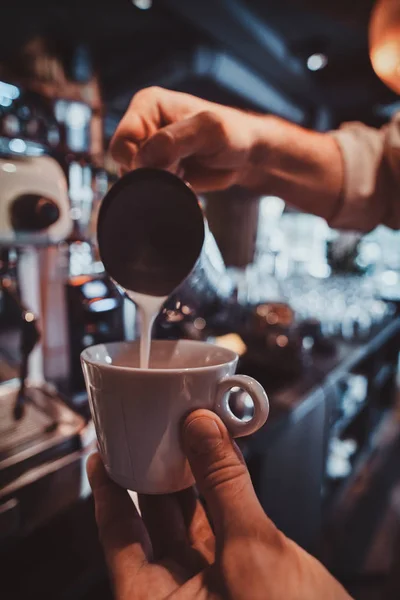 Processo de tomada de café usando máquina de café — Fotografia de Stock