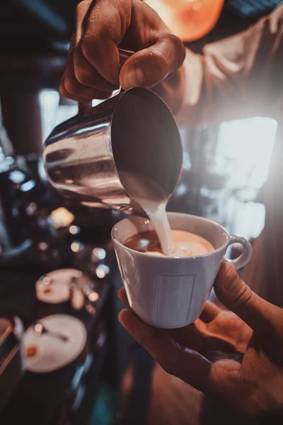 Processo de tomada de café usando máquina de café — Fotografia de Stock