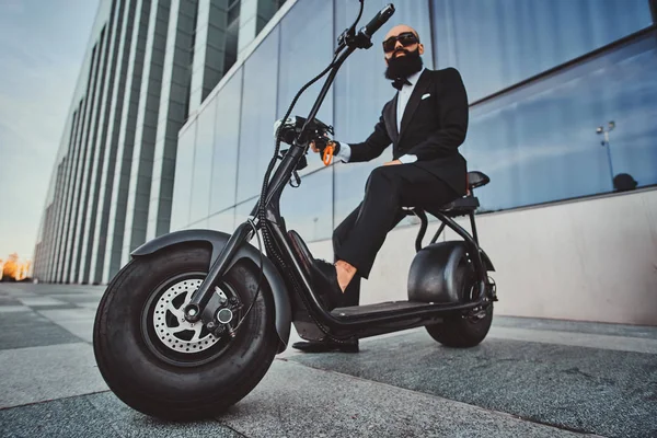 Homem está montando sua nova bicicleta elétrica — Fotografia de Stock