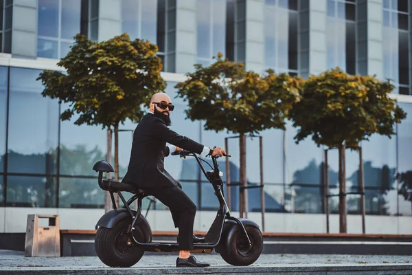 L'homme monte son nouveau vélo électrique — Photo